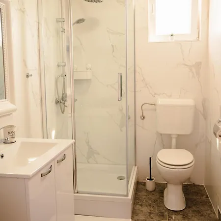 Natalija 4 Stars شقة