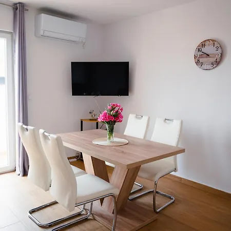 Natalija 4 Stars Apartment *